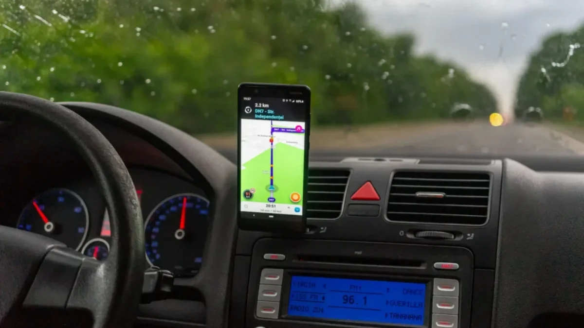 Waze v mobilu v autě