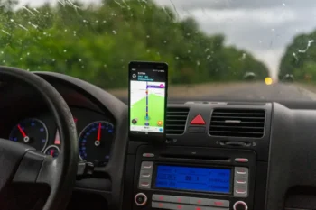 Waze v mobilu v autě