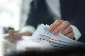 Úředník se složkami