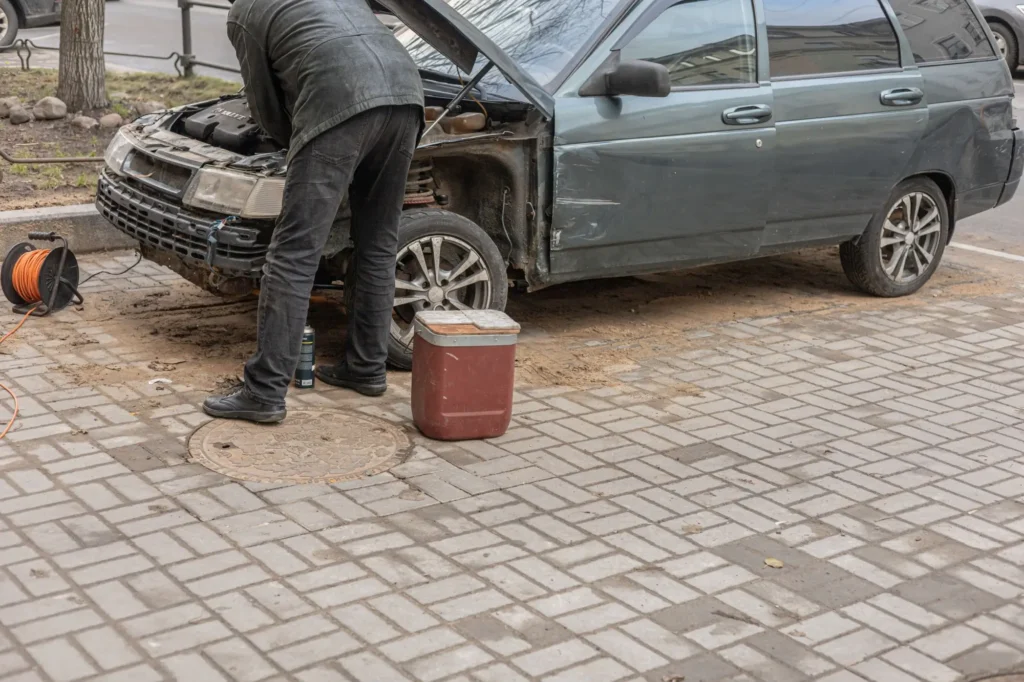Shutterstock_2560168513 - Techsvět Muž opravuje auto