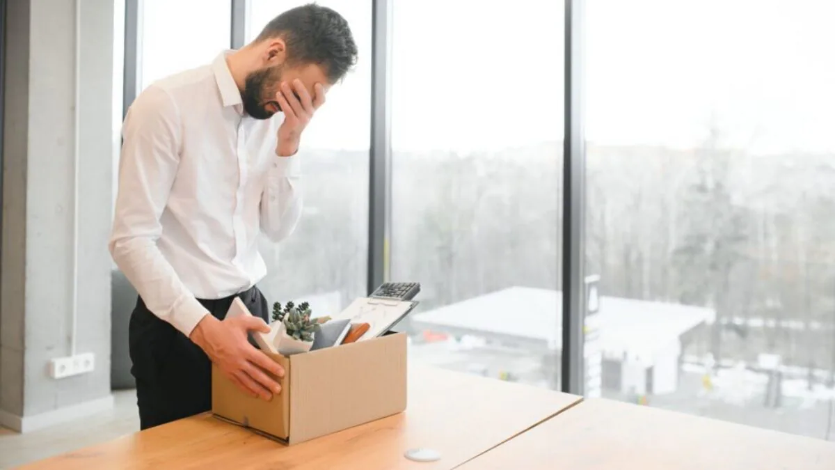 muž si balí věci v kanceláři, byl nahrazen AI