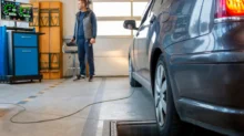 Technik kontroluje auto