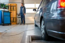 Technik kontroluje auto