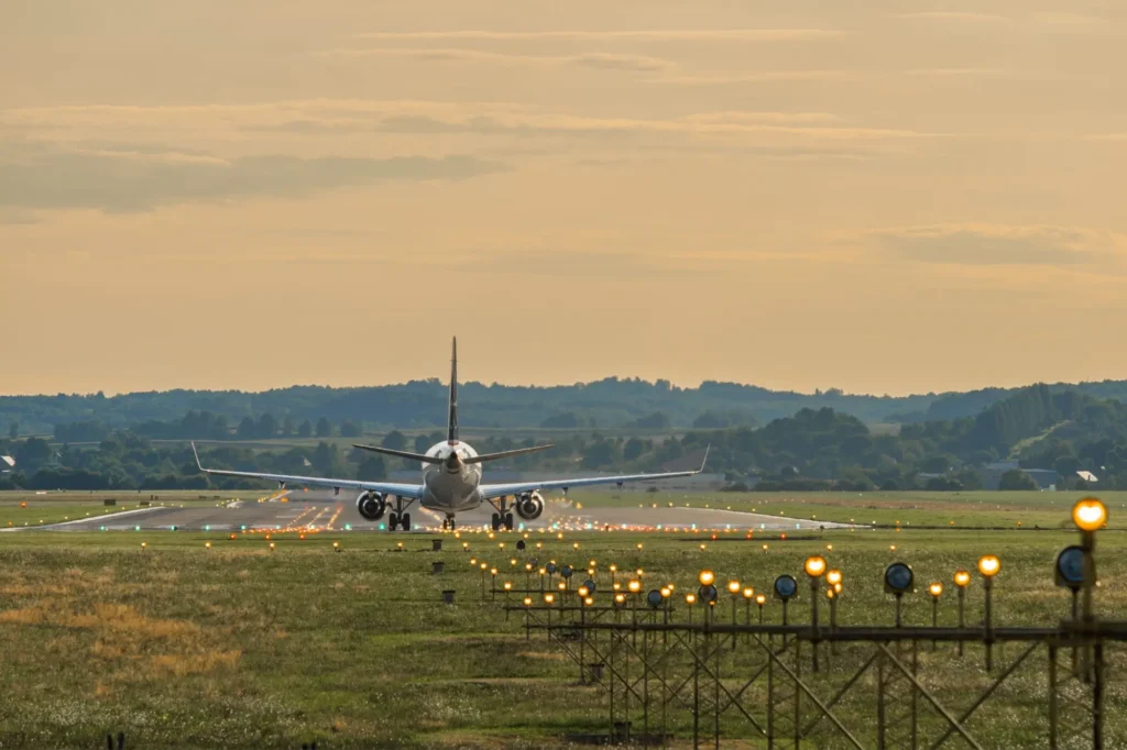 Shutterstock_2574644411 - Techsvět Letadlo na dráze letiště