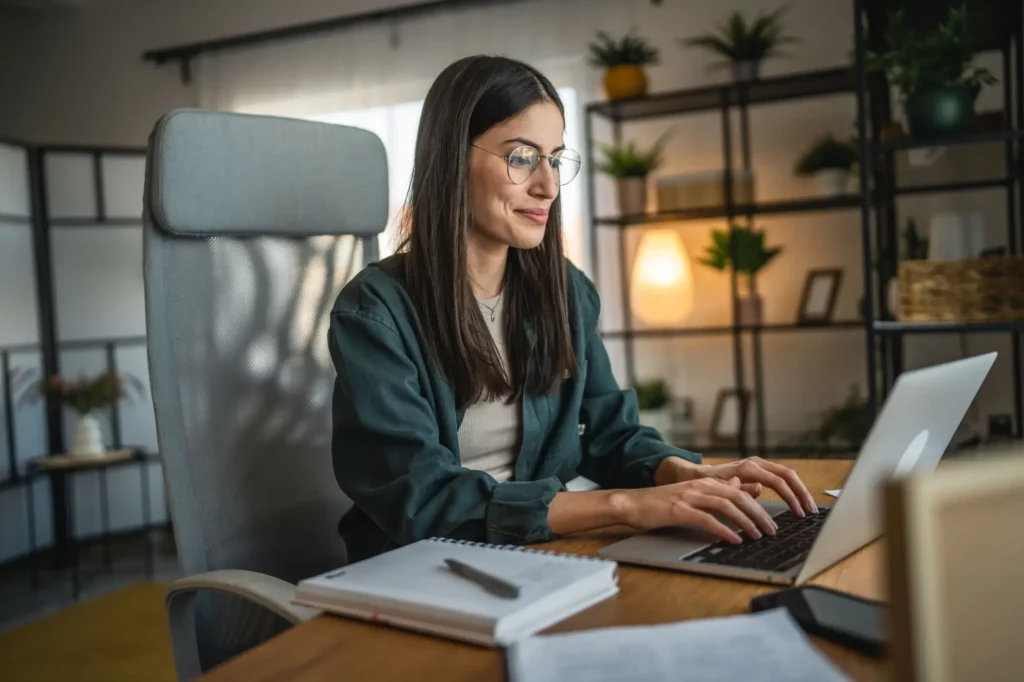 Shutterstock_2599371881 - Techsvět Žena programuje z domova