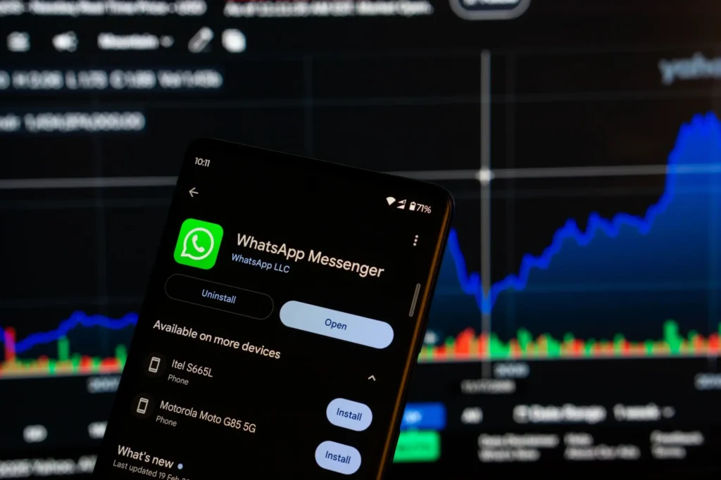 mobilní telefon s aplikací WhatsApp