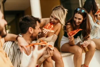 Skupina přátel na pizze