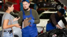 Mechanik se zákaznicí