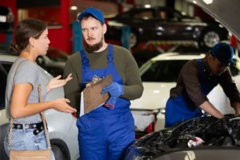 Mechanik se zákaznicí