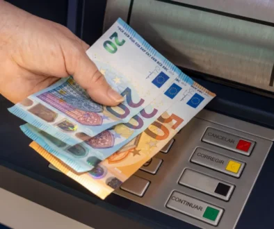 Žena vybírá peníze z bankomatu