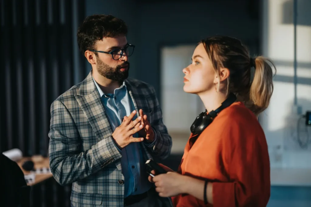 Shutterstock_2612950133 - Techsvět Muž a žena při konverzaci
