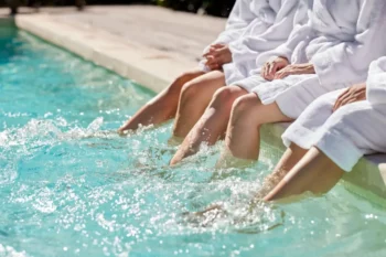 Lidé mají nohy v bazénu