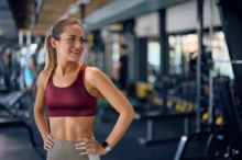 Žena ve fitness centru