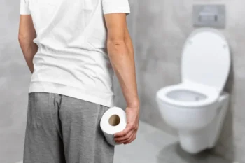 Muž s toaleťákem v ruce
