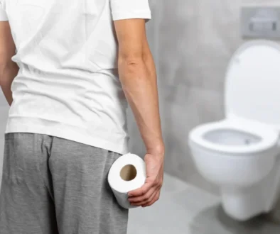 Muž s toaleťákem v ruce