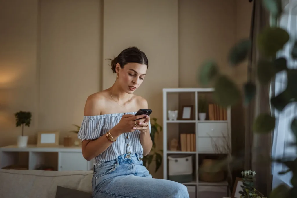 Žena s mobilem