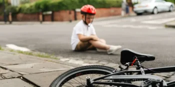 Dítě si hraje na ulici