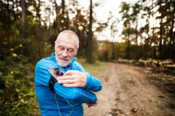 Muž před běháním nastavuje aplikaci