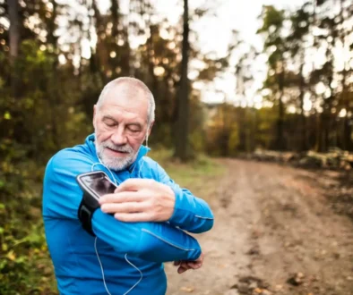 Muž před běháním nastavuje aplikaci