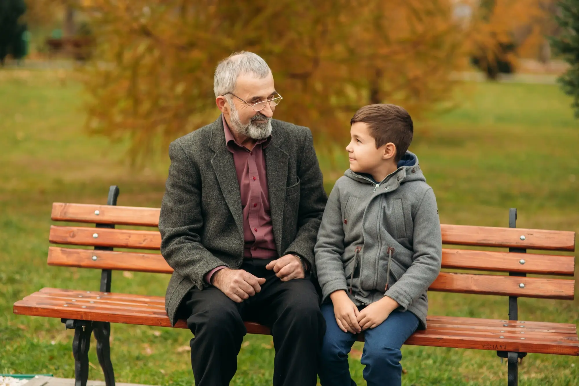 Shutterstock_767451355 - Techsvět Senior s klukem na lavičce