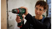 Žena s aku vrtačkou
