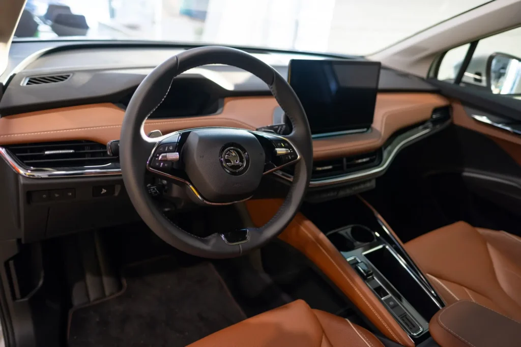 Moderní auta mnohé řidiče odrazují svými složitými systémy - Techsvět Interiér Škoda Enyaq