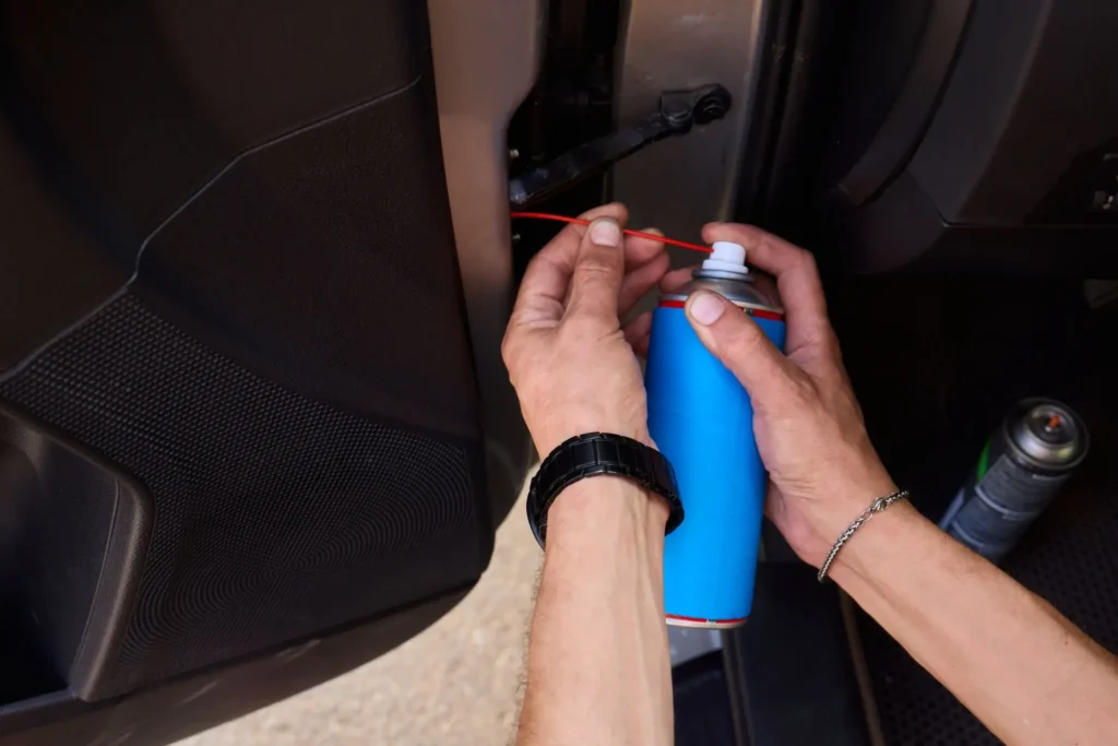 Před kontrolou promažte dveře a brzdová lanka, ať auto neskřípe - Techsvět Mazání dveří auta olejem