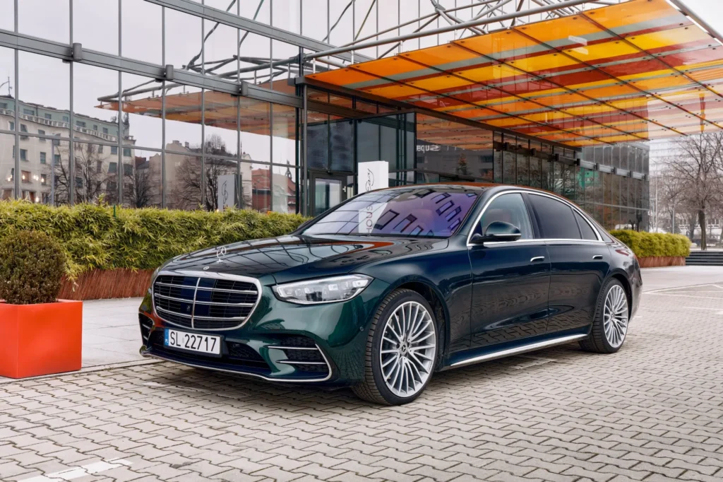 Mercedes limuzína před hotelem