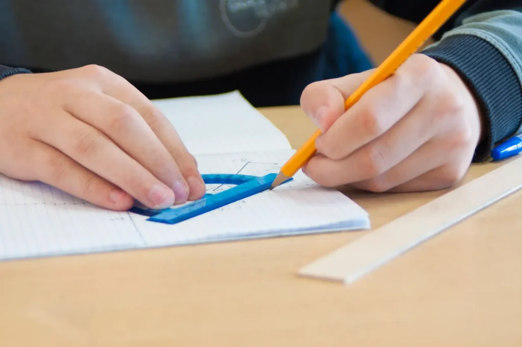 Kromě psacích potřeb mohou studenti u testů používat ještě rýsovací pomůcky - Techsvět žák rýsuje