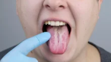 žena vyplazuje jazyk