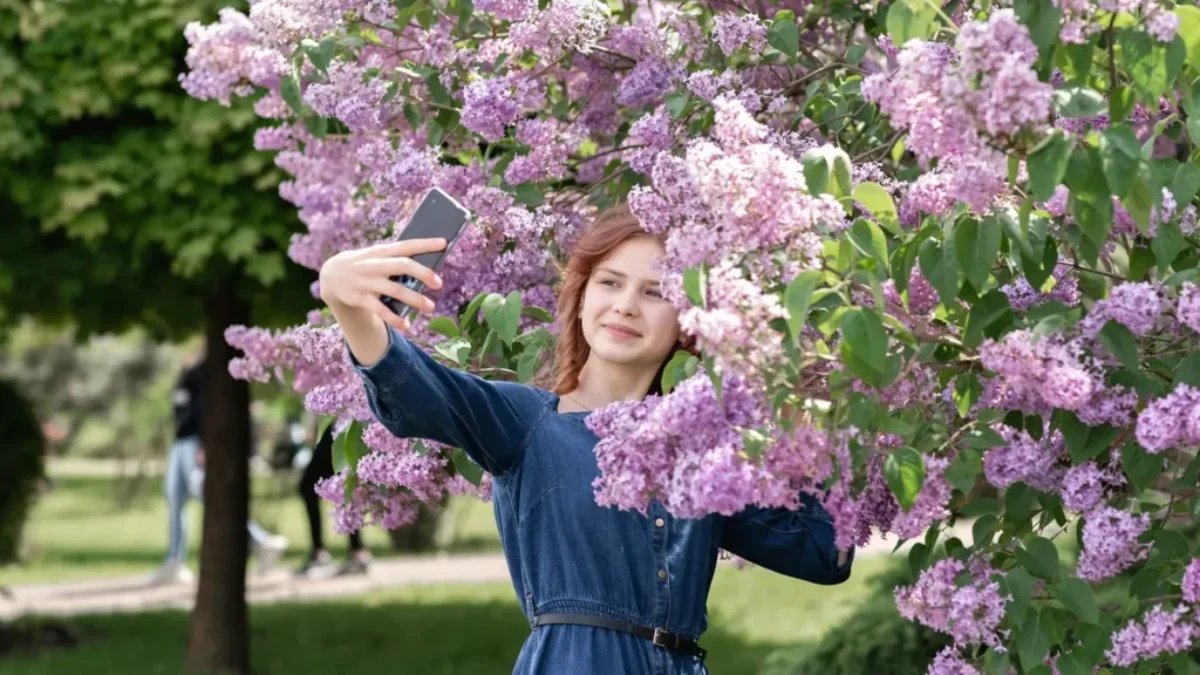 žena, která se fotí u rozkvetlého stromu