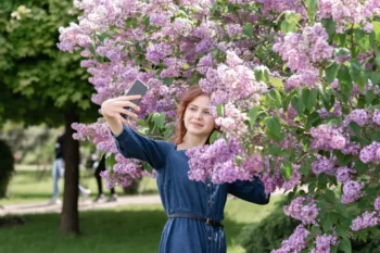 žena, která se fotí u rozkvetlého stromu