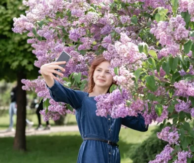 žena, která se fotí u rozkvetlého stromu