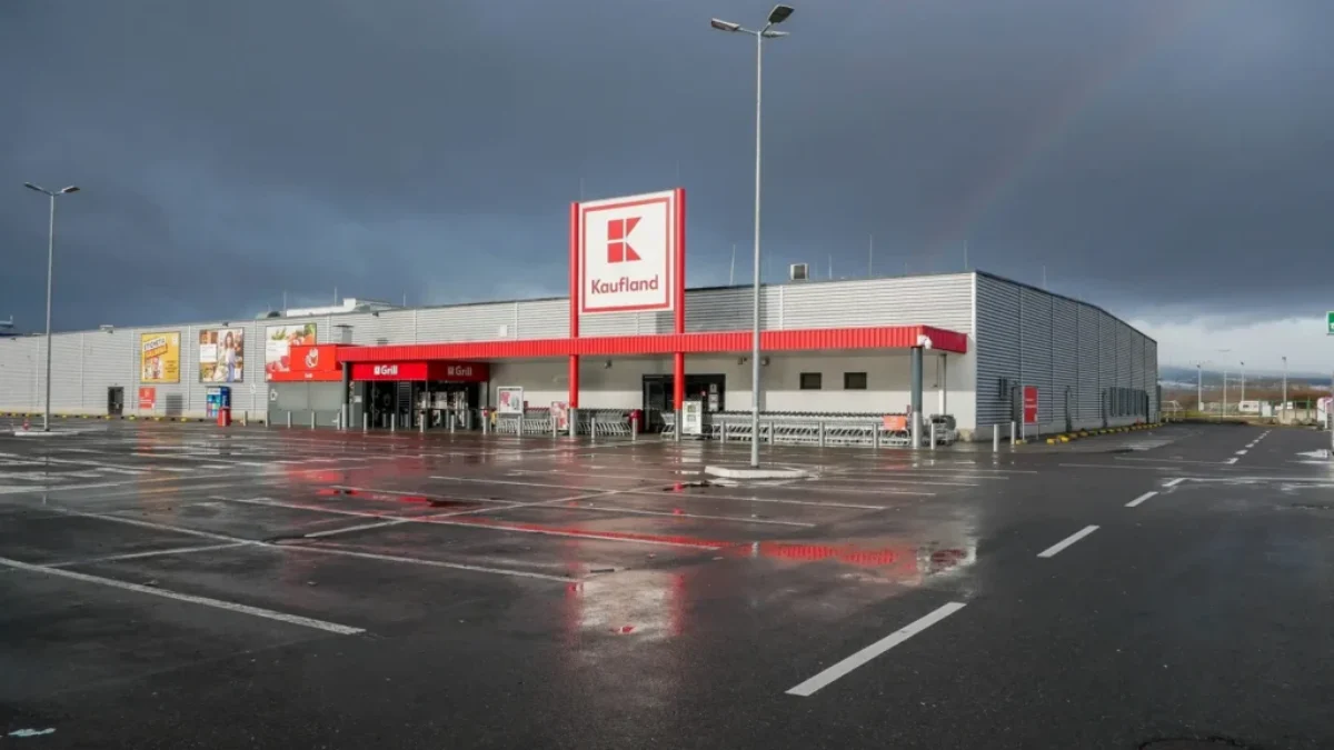 Prázdné parkoviště před supermarketem