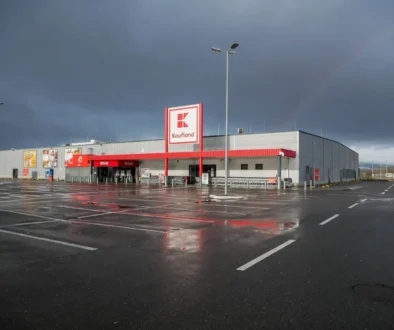 Prázdné parkoviště před supermarketem