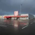 Prázdné parkoviště před supermarketem
