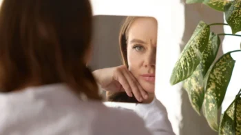 žena se dívá na sebe do zrcadla