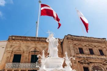 vlajky Maltézským rytířů a socha světce