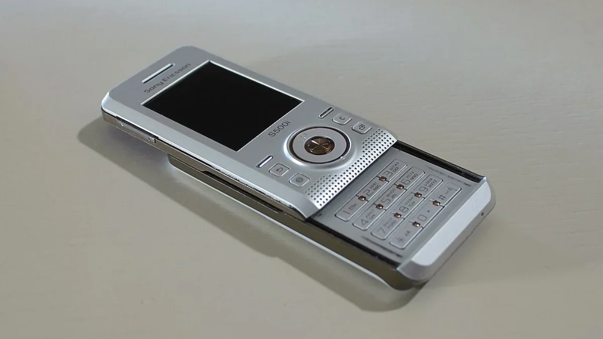 Sony Ericsson S500i na stole