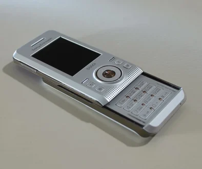 Sony Ericsson S500i na stole