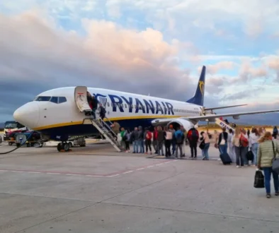 Cestující nastupují do letadla