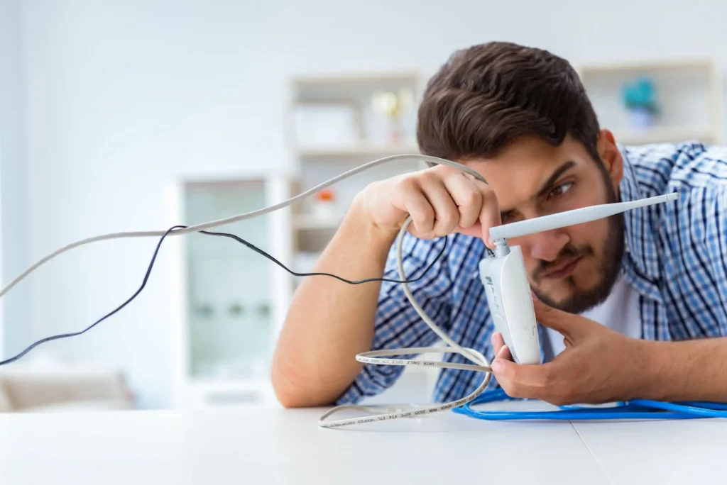 Shutterstock_1169944213 - Techsvět Muž kontroluje router
