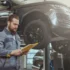 Pracovník servisu stojí u SUV