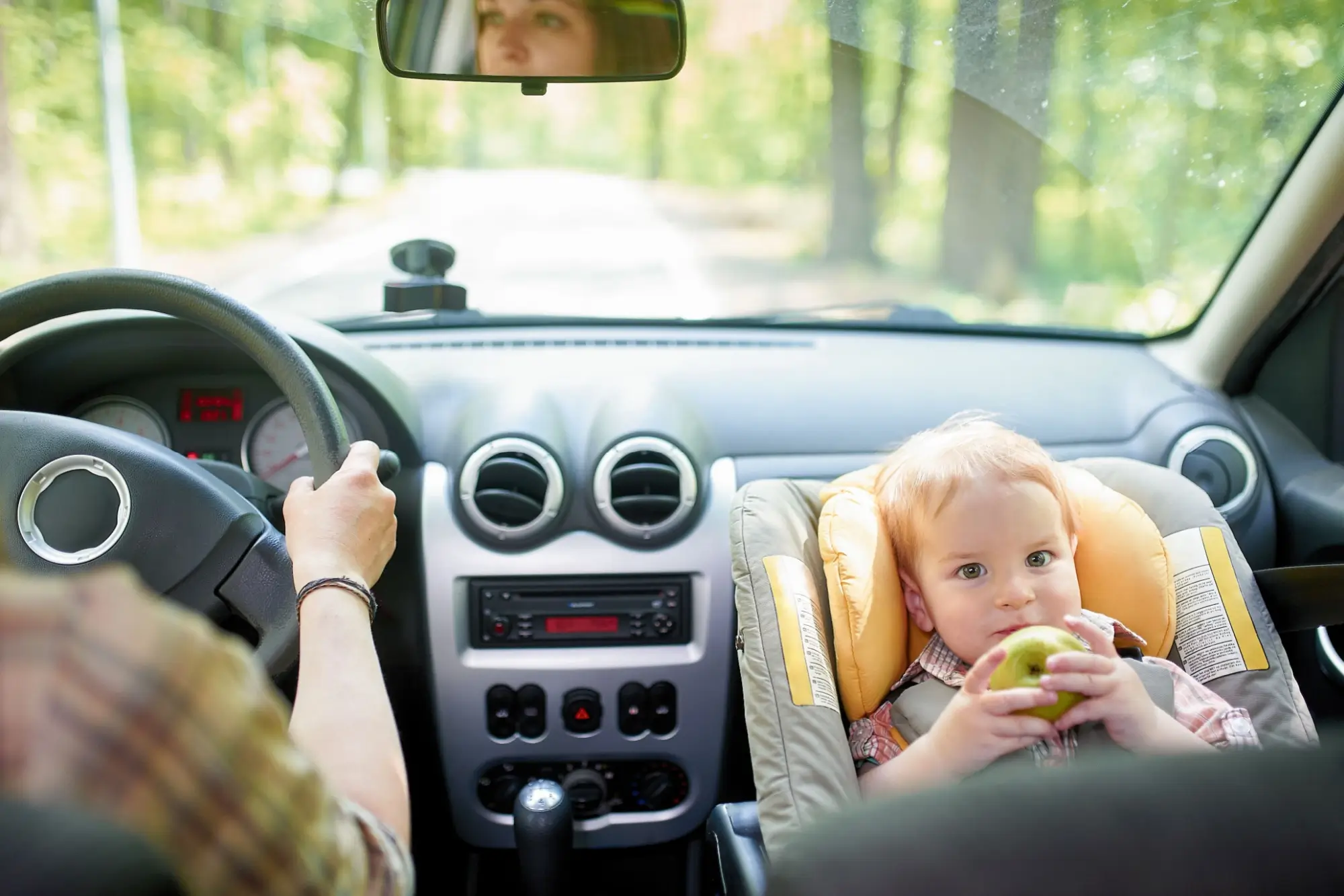 Shutterstock_1393761791 - Techsvět Dítě v sedačce na předním sedadle