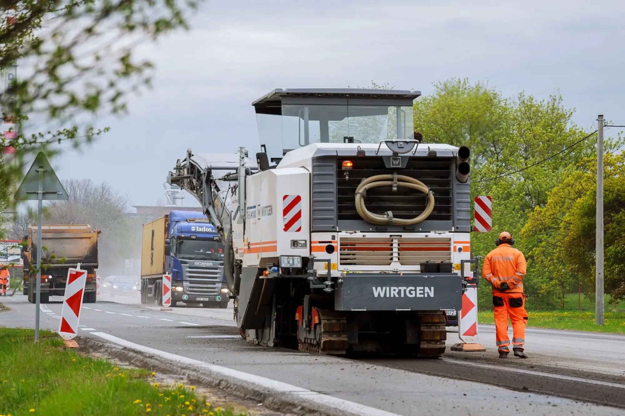 Oprava asfaltového povrchu v omezeném režimu.