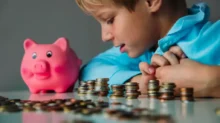 dítě počítá peníze