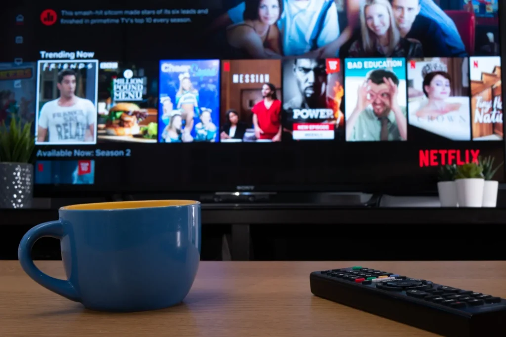 Shutterstock_1629484330 - Techsvět Smart Tv a hrnek a ovladač na stole