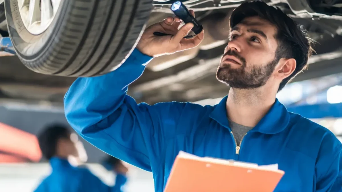 Mechanik prohlíží důkladně vozidlo na STK