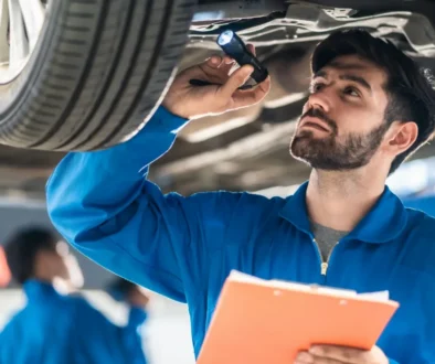 Mechanik prohlíží důkladně vozidlo na STK
