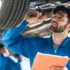 Mechanik prohlíží důkladně vozidlo na STK